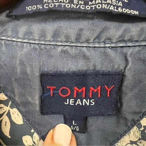 Tommy Jeans floral print button down. Size L - Picture 5 of 5